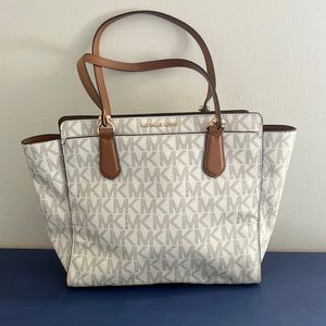 Practically NEW MICHAEL KORS hand bag